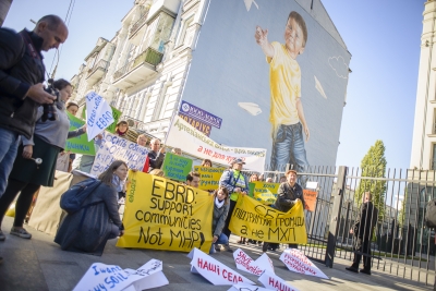 Activists protests in front of EBRD´s office in Kiev