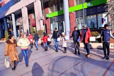 Children of the plant workers demonstrating in Argel